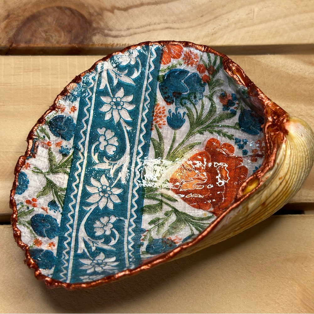 Decoupage Clam shell